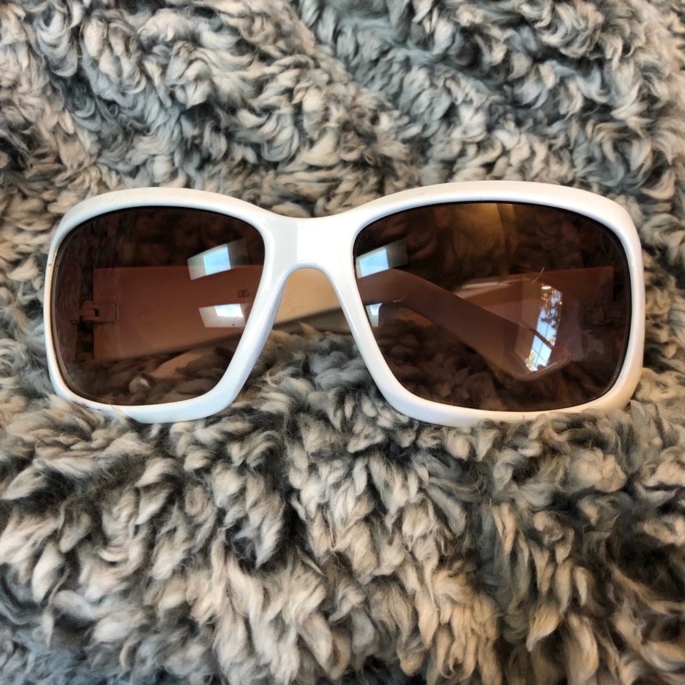 🌞 White Wide Rimmed sunglasses
